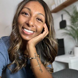 Meet your Posher, Debi